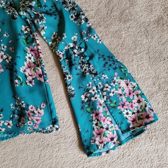 Cupcakes and Cashmere Nadette V-neck floral blouse size small​ - Picture 9 of 15